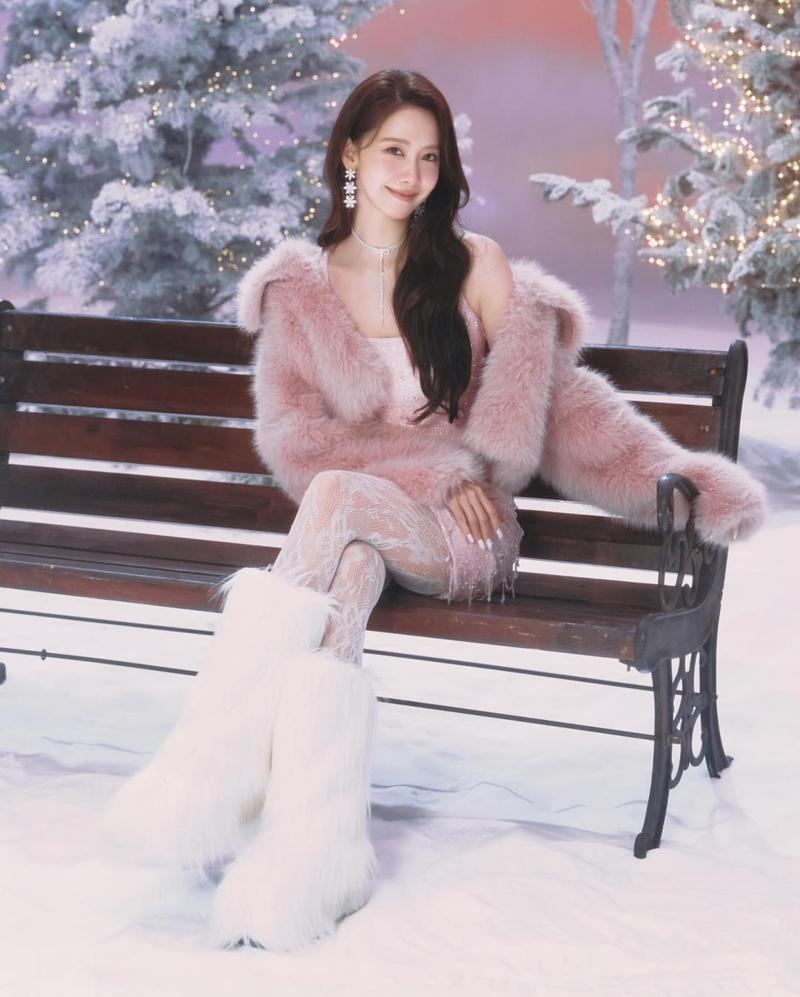 潤娥駕馭粉色系甜美造型毫不違和。（翻攝自instagram）