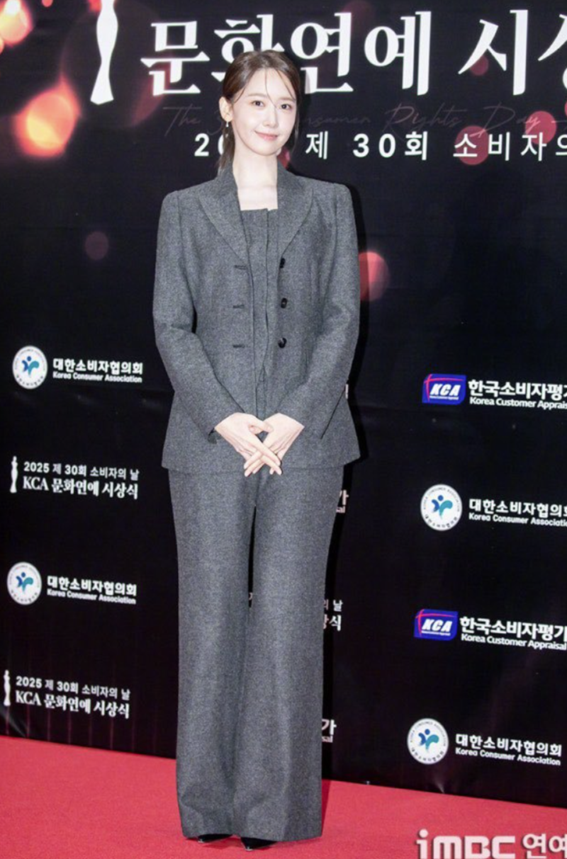 中性風格的西裝，披在潤娥身上顯得帥氣優雅。（翻攝自instagram）