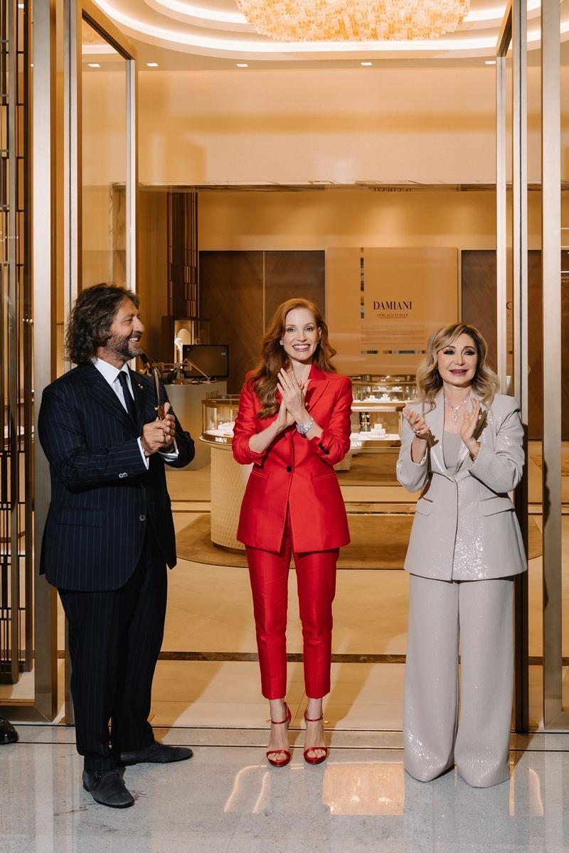 潔西卡雀絲坦擔任代言珠寶品牌DAMIANI杜拜全新店的剪裁嘉賓，紅色西裝造型展現俐落魅力。（DAMIANI提供）