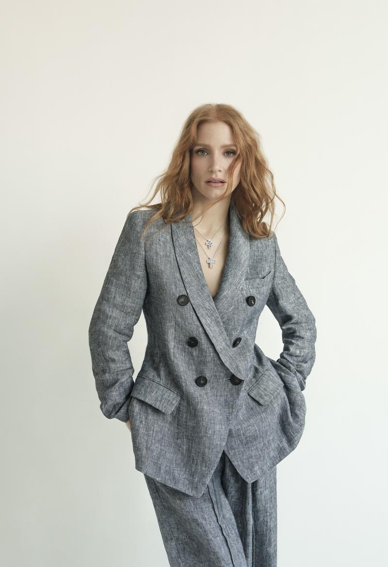 設計靈感來自電影膠捲的Belle Époque系列十分呼應潔西卡影人身分，搭配灰色西裝造型尤其適合。（DAMIANI提供）