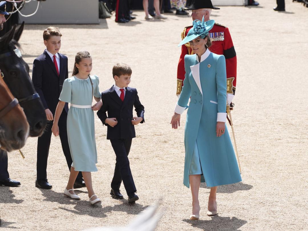 凱特王妃和夏綠蒂公主以母女裝展現默契。（美聯社）