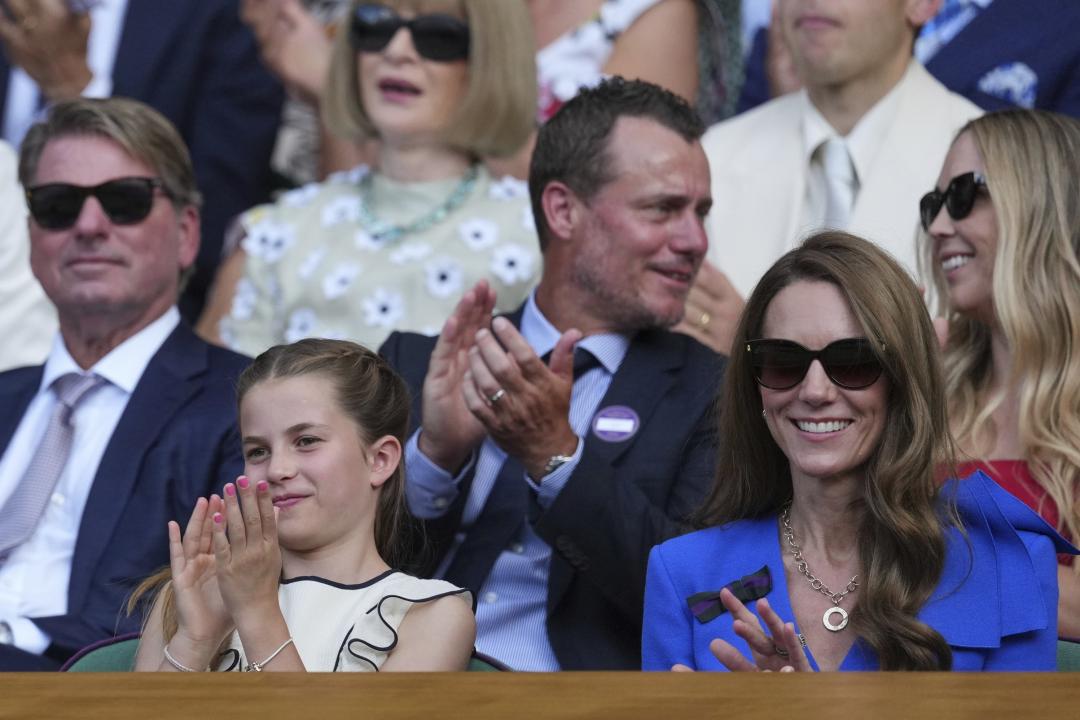 夏綠蒂公主塗指甲油、戴Pandora手鍊，開始愛打扮。（美聯社）