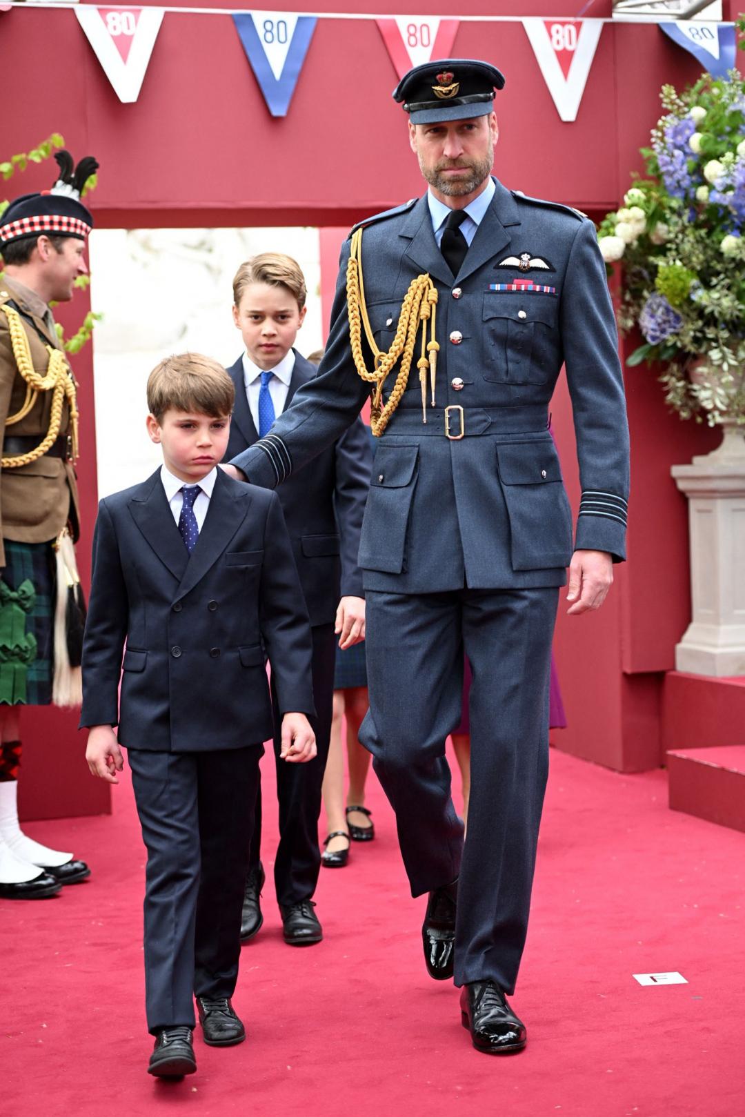 路易王子和爸爸威廉王子、哥哥喬治王子一樣變成小紳士。（法新社）