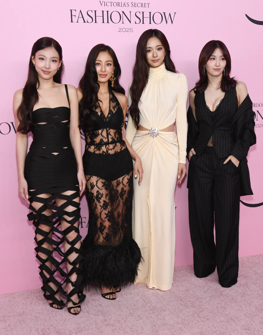 （左起）TWICE成員娜璉、志效、子瑜、Momo登上維密大秀。