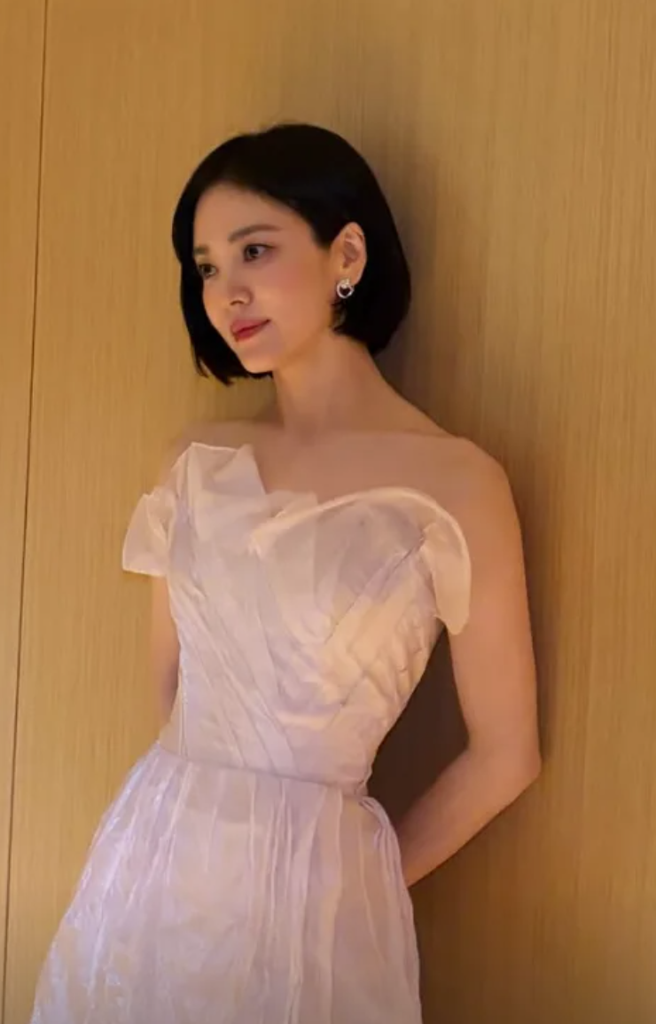 宋慧喬的青龍獎造型簡單優雅。