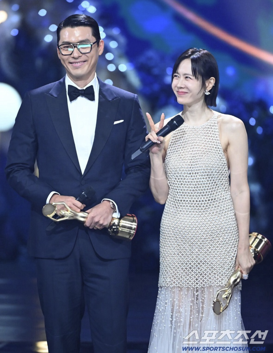 青龍獎頒獎典禮上，玄彬和孫藝真一同領取最佳人氣獎。