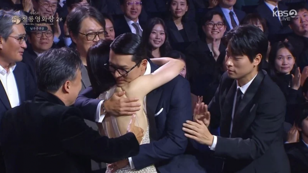 孫藝真封後，玄彬立刻送上深情擁抱。