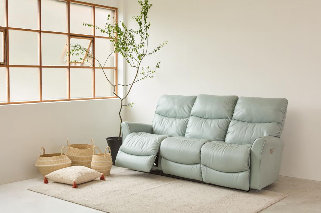 La-Z-Boy 765雙電動牛皮沙發三人，特價126,360元。