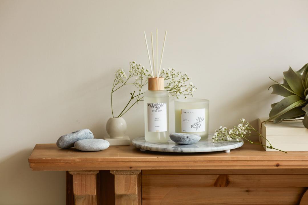 Pure Life覓靜室內擴香120ml，甜橙白雪松x2，特價999元。