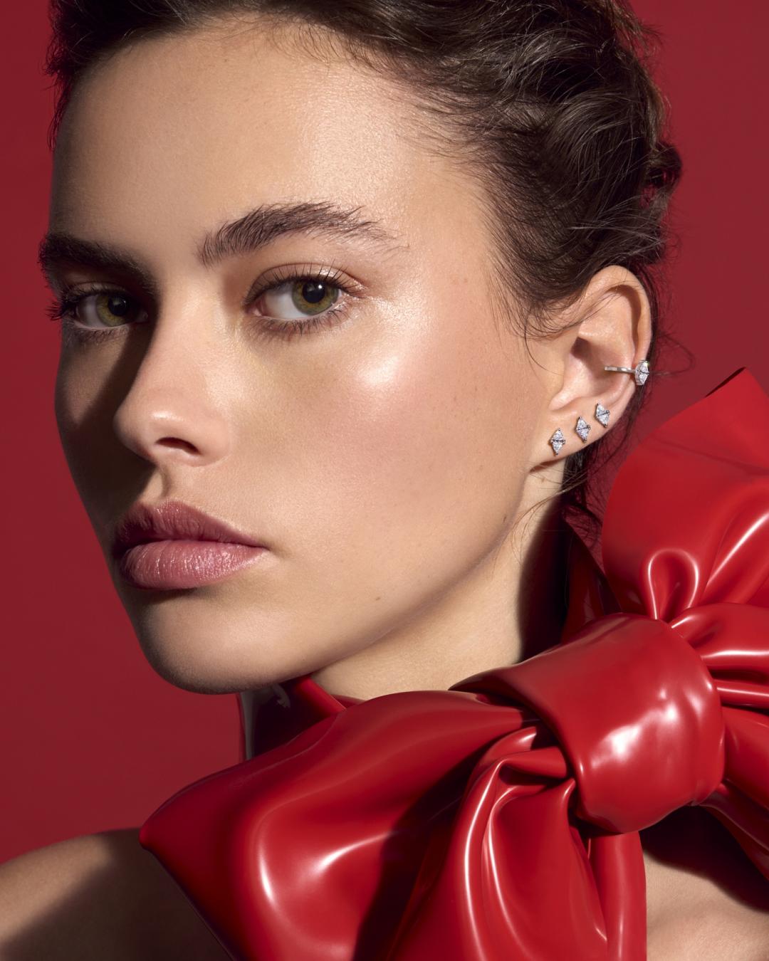 AHKAH Cerf-volant風箏系列耳環與耳骨夾，24,900-30,400元。