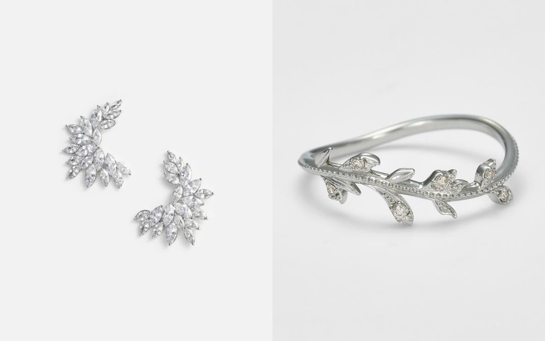 （左起）self-portrait水晶耳飾（NT$8,800）、agete鉑金香根芹鑽石戒指（NT$32,800）。