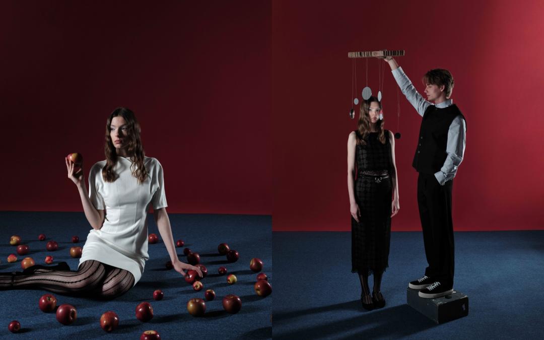 劇場式的氛圍感與蘋果道具，完美傳達出西方諺語「Apple of My Eye」象徵的摯愛意象。