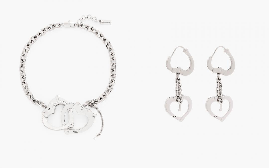 MARC JACOBS（左起）愛心項鍊（NT$12,000）、愛心垂墜耳環（NT$4,800）。