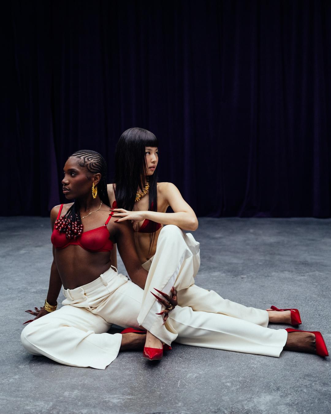 去年初在〈ExtraL〉MV中，Jennie上空單穿紅色Bra，充滿挑逗的氛圍，令人難忘。