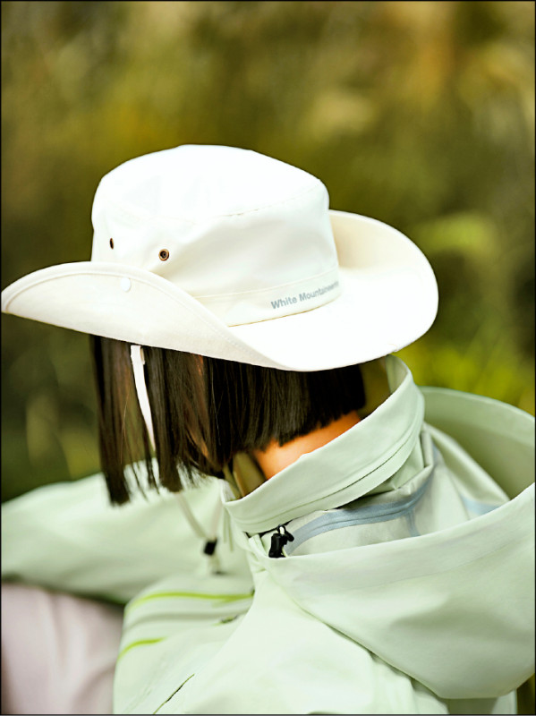 首度推出的聯名戶外登山帽，採輕量設計並配置防風繩，提供更貼合頭型的佩戴體驗，2,900元。