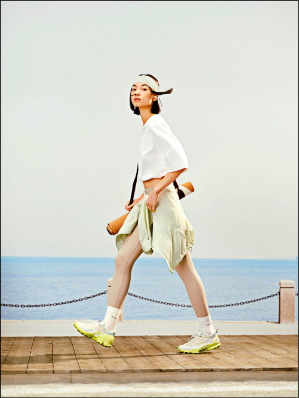 女式寬鬆短袖T恤採用輕薄空氣層材質呈現柔軟膚觸，搭配可調節式抽繩能輕鬆變化造型，4,200元。