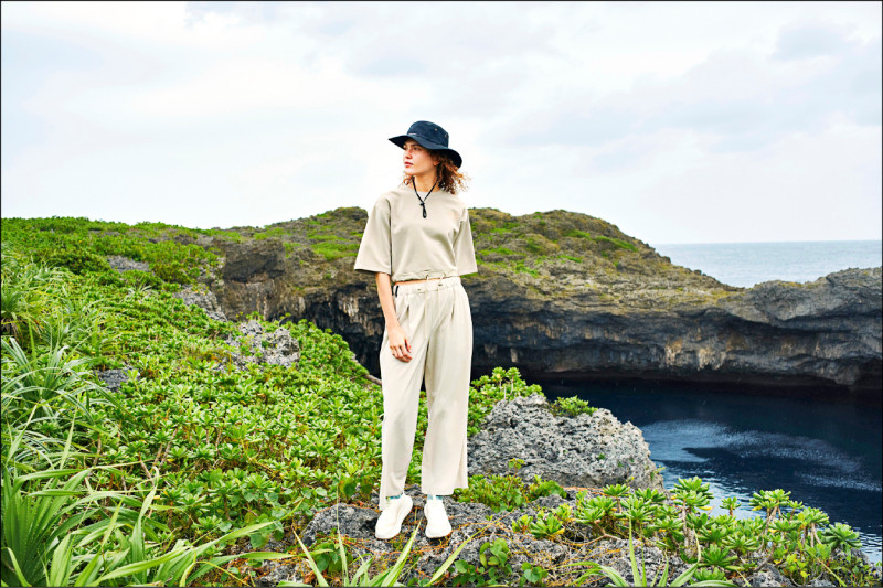 ECCO×White Mountaineering聯名系列在台北SOGO忠孝館、南東門市、新光三越台北信義新天地A8及台南新天地販售。女式寬鬆短袖T恤，4,200元；女式梭織直筒褲，6,800元；戶外登山帽，2,900元。