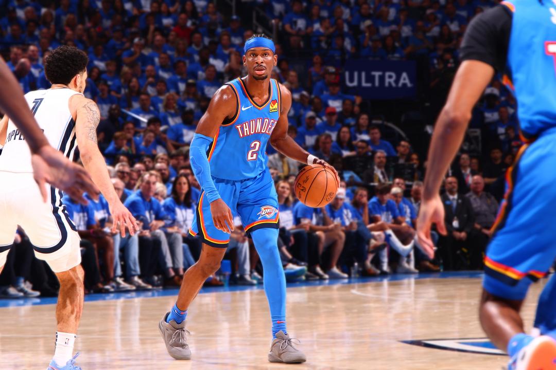 趙雨凡選穿的是以「雷霆一哥」SGA為靈感的設計，鞋舌還有SGA個⼈簽名Logo。CONVERSE SHAI 001 ARES GRAY配色，售價為NT$3,980元。