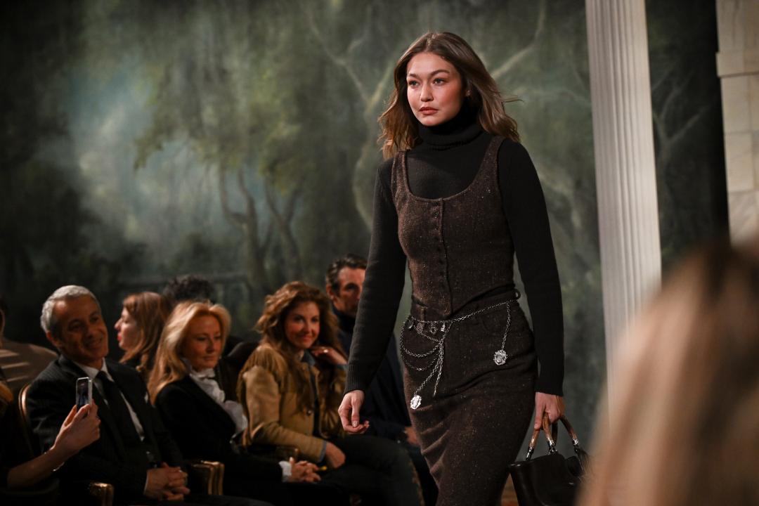 吉吉哈蒂德是開場秀模，為本季揉合叛逆精神與經典風格的設計定調。 