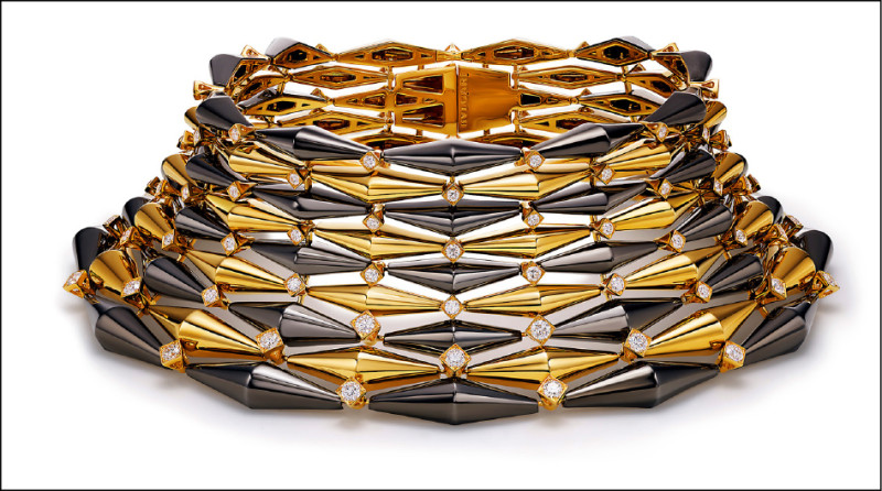 Lisa在金球獎紅毯選戴Bvlgari Eternal Vimini頂級黃K金鑽石頸鍊，搭配若隱若現黑紗禮服完美相襯。