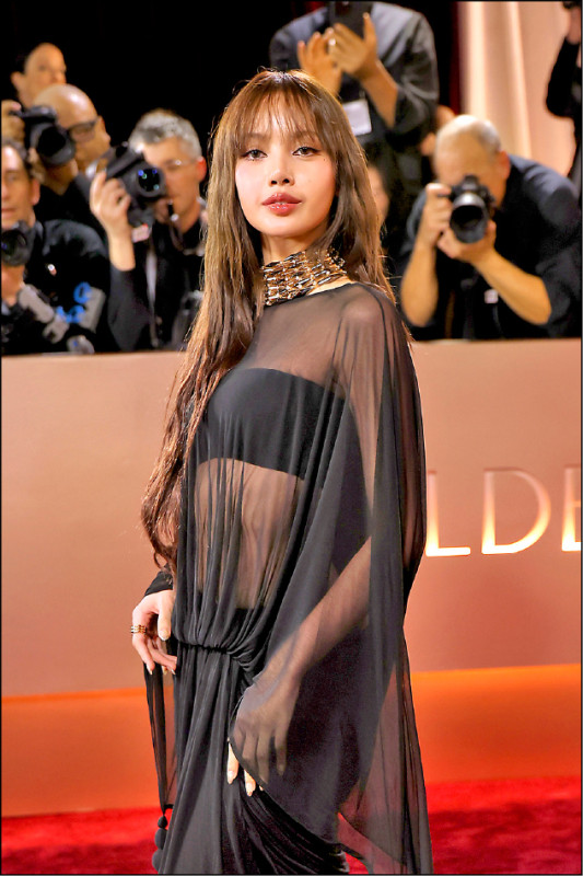 Lisa在金球獎紅毯選戴Bvlgari Eternal Vimini頂級黃K金鑽石頸鍊，搭配若隱若現黑紗禮服完美相襯。