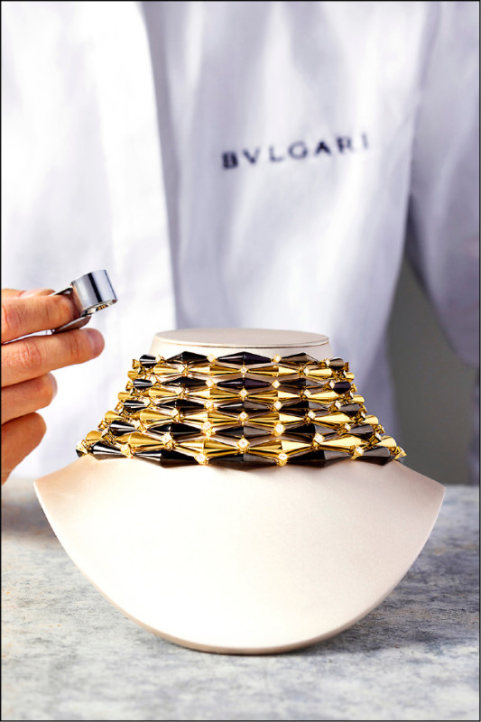 由Vimini延伸的頂級珠寶作品加入類鑽碳DLC塗層技術，創造黑金色的視覺對比效果。