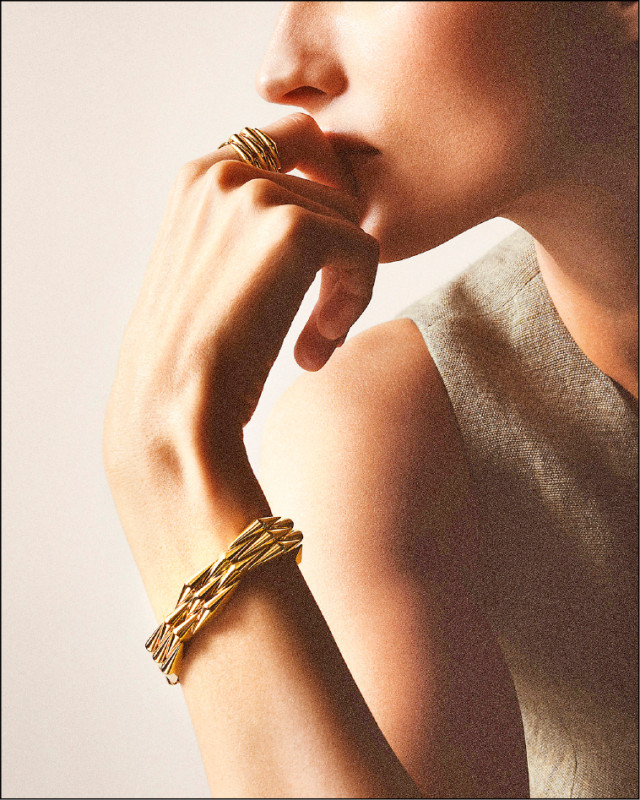 寶格麗全新Bvlgari Eternal Vimini黃K金手環，展現波浪般的律動線條。