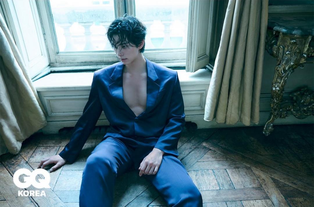 李彩玟大挖領口秀猛肌。