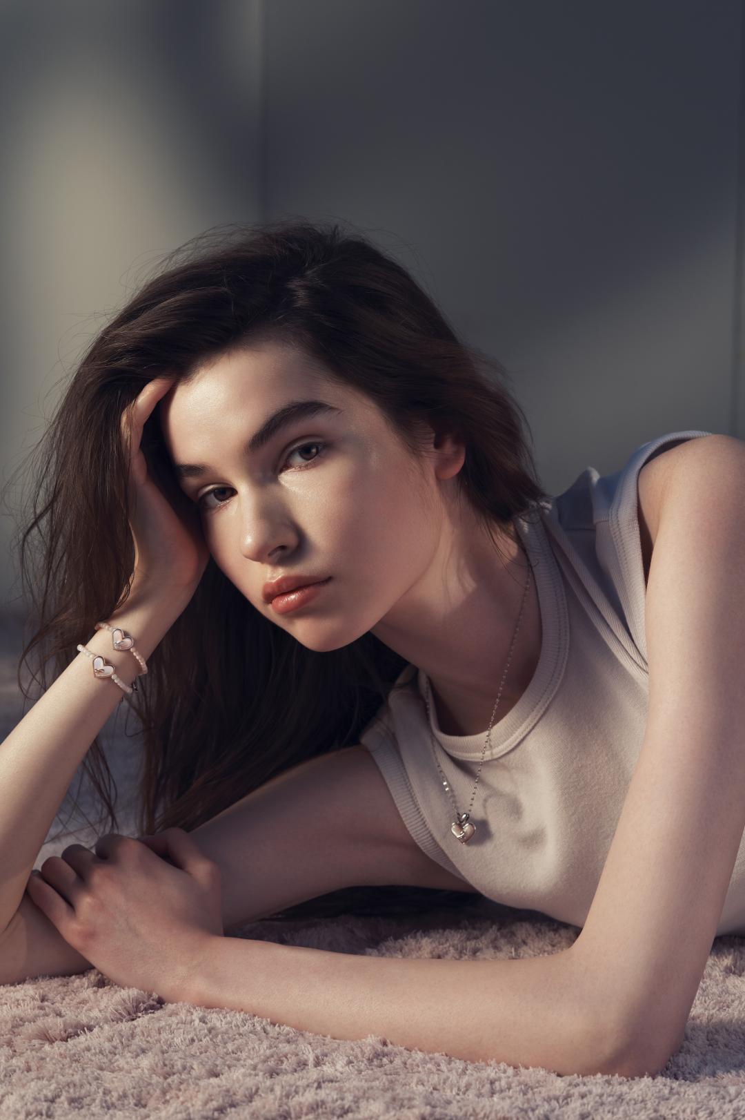 agnès b. About love 心形項鍊，6,580元；About love心形手鍊，各5,980元。