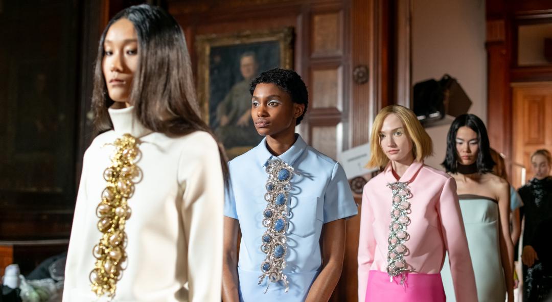 MARC JACOBS本季再次跳脫官方時裝週日程，提前於紐約時裝週正式開跑前辦秀。