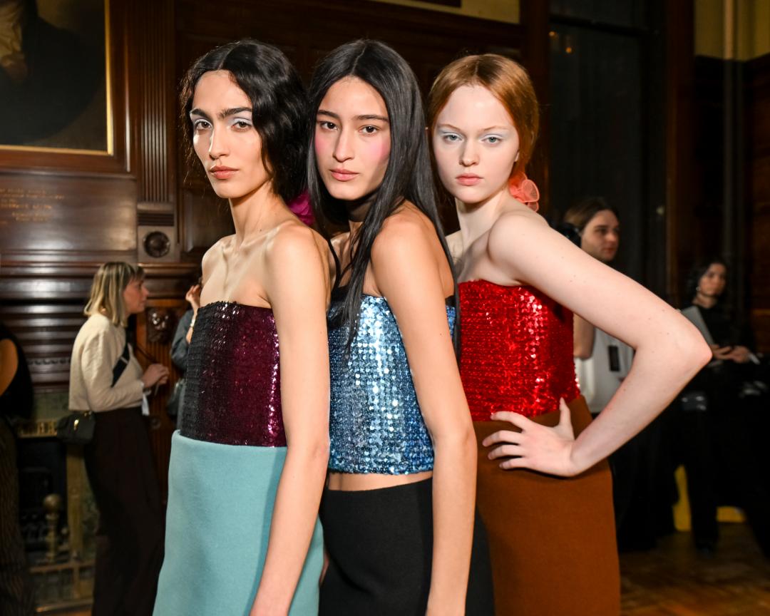 「Memory・Loss」系列新作，設計師透過往日經典梳理自我，90年代的簡潔洗鍊風格，成為這場秀的重要元素。