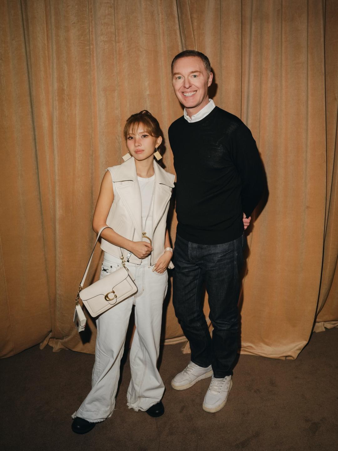 田小娟與COACH創意總監Stuart Vevers合影，留下最萌身高差畫面。