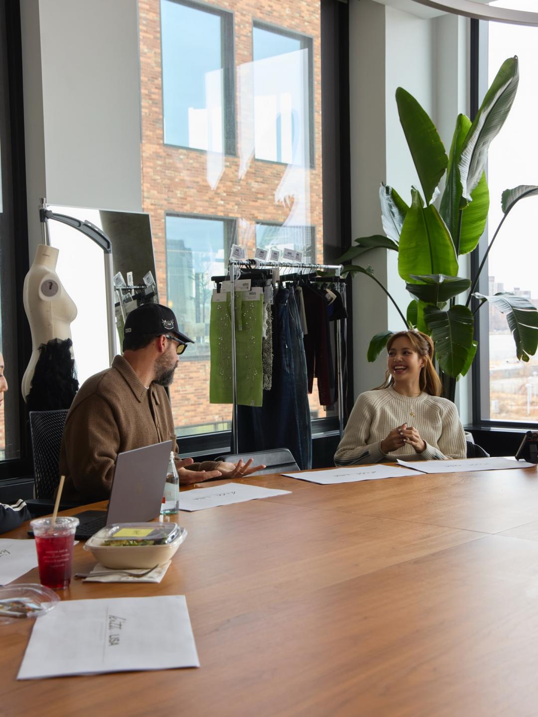 Lisa跨界當設計師！攜手紐約潮牌Kith打造「蕾絲性感風」美到犯規