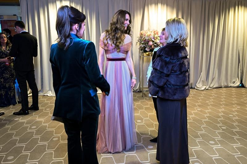 大波浪髮型加上蓬鬆感十足的劉海，讓凱特王妃更顯優雅動人。（美聯社）