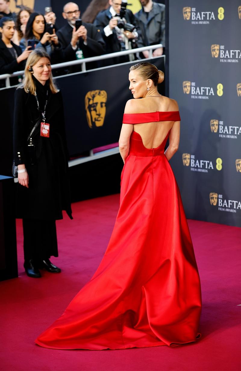 轉過身可見背部全裸，讓凱特哈德森成為紅毯話題。（路透）