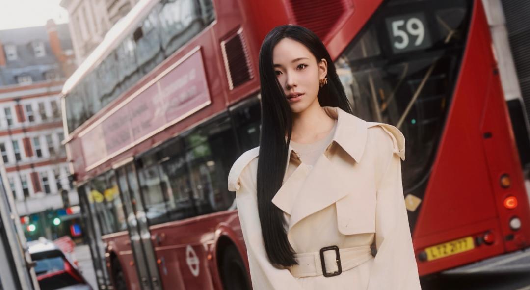 Lily搶在媽媽正式收假前，率先飛往倫敦開工啦！