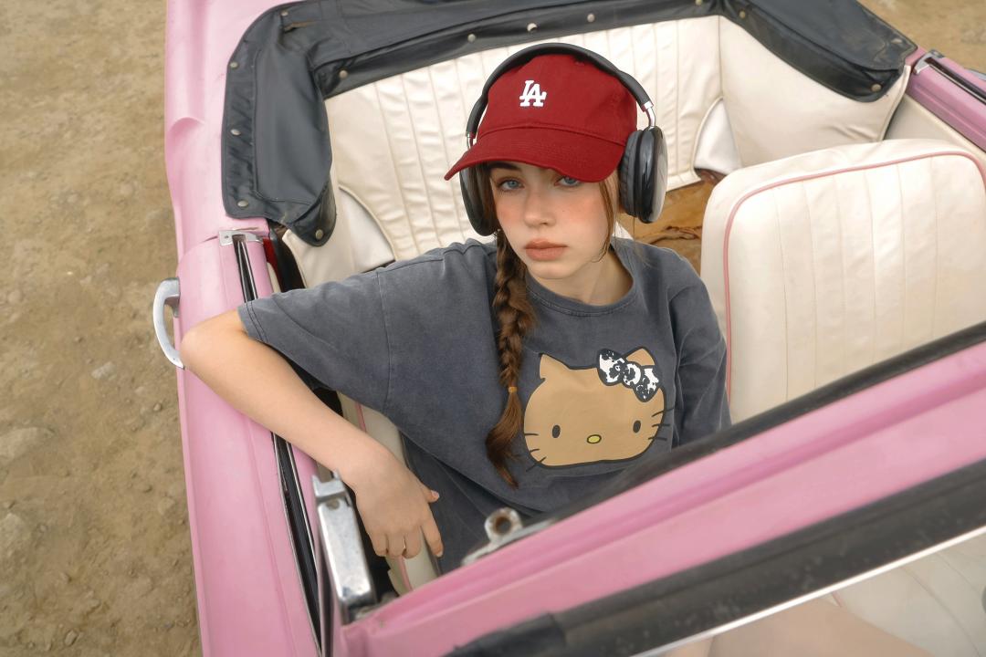 烤焦Hello Kitty印花圓領短袖水洗寬版TEE，售價NT$890元。