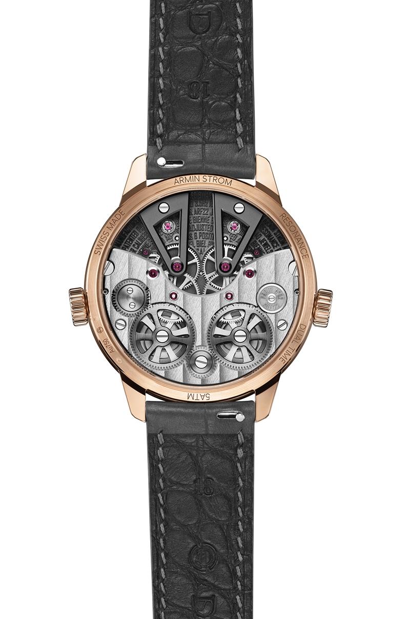 透視後底蓋可欣賞機芯走時運作。（葳鑠提供）