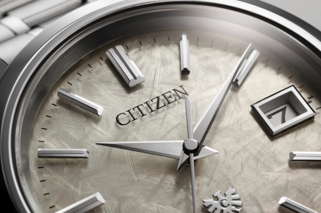 AQ4100-57C錶款的錶盤紋理紋理不同光源角度之下，呈現豐富層次。