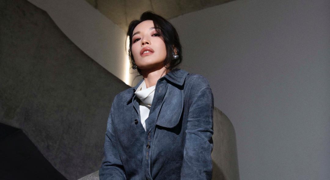 舒淇身為BOTTEGA VENETA全球品牌大使，早早就將最新款通通穿上身。