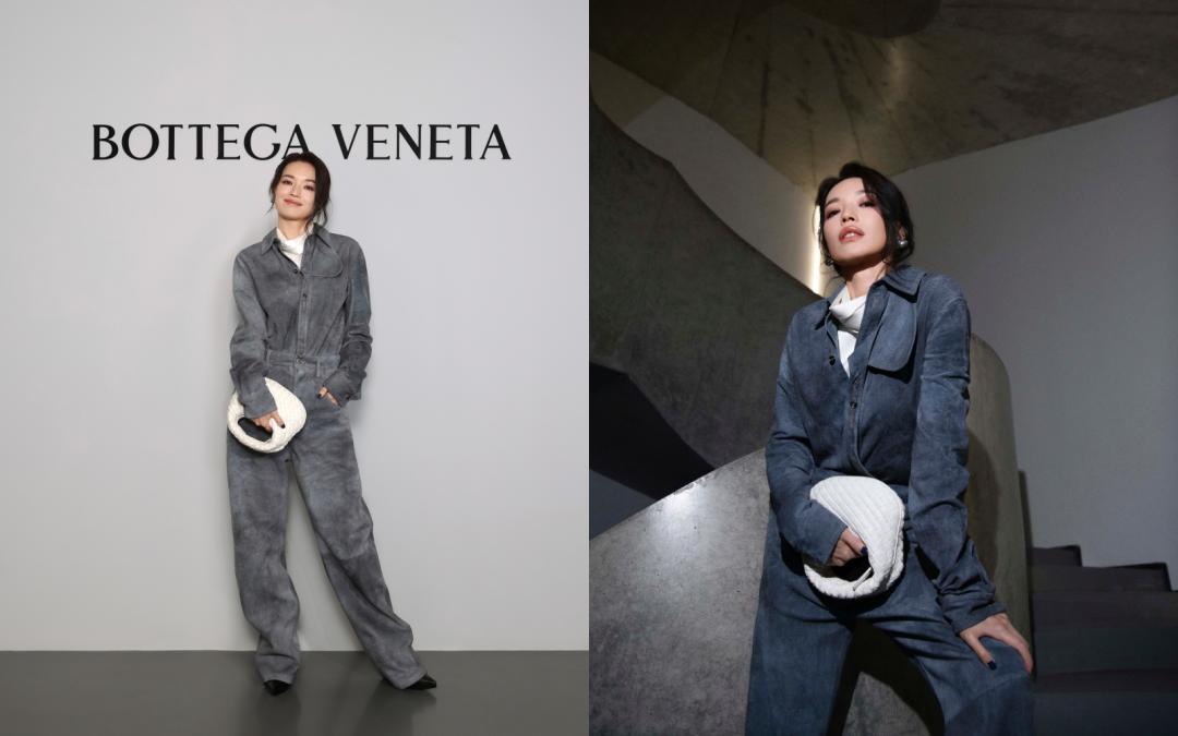 舒淇選搭的是白色Baby Veneta包款，售價NT$98,900元。