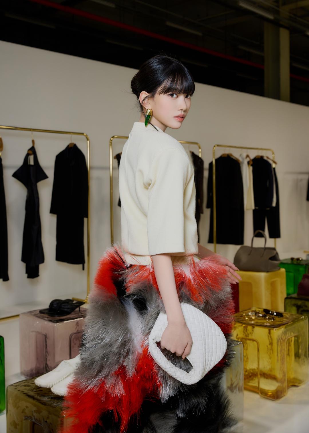 Sooin拎的包款也是舒淇同款白色Baby Veneta包款。