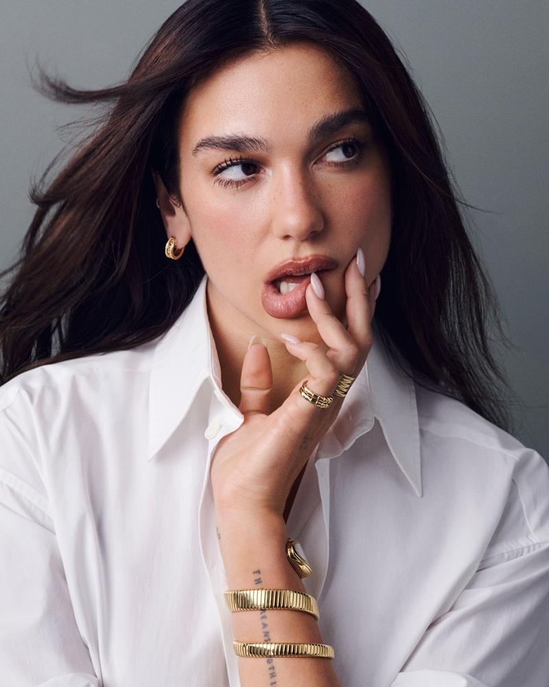 Dua Lipa形象照顛覆珠寶大片的既定印象，在鏡頭前擺出逗趣鬼臉。（BVLGARI提供）