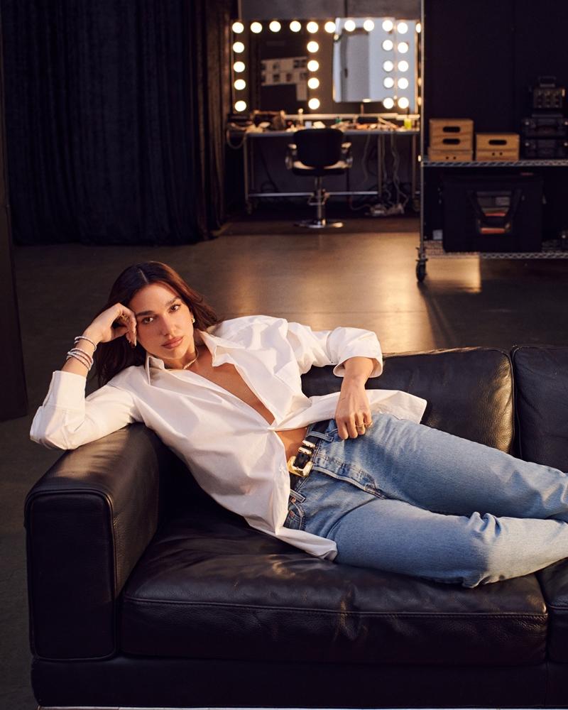 身穿襯衫、牛仔褲，休閒的造型反而更加凸顯珠寶成為主角。（BVLGARI提供）