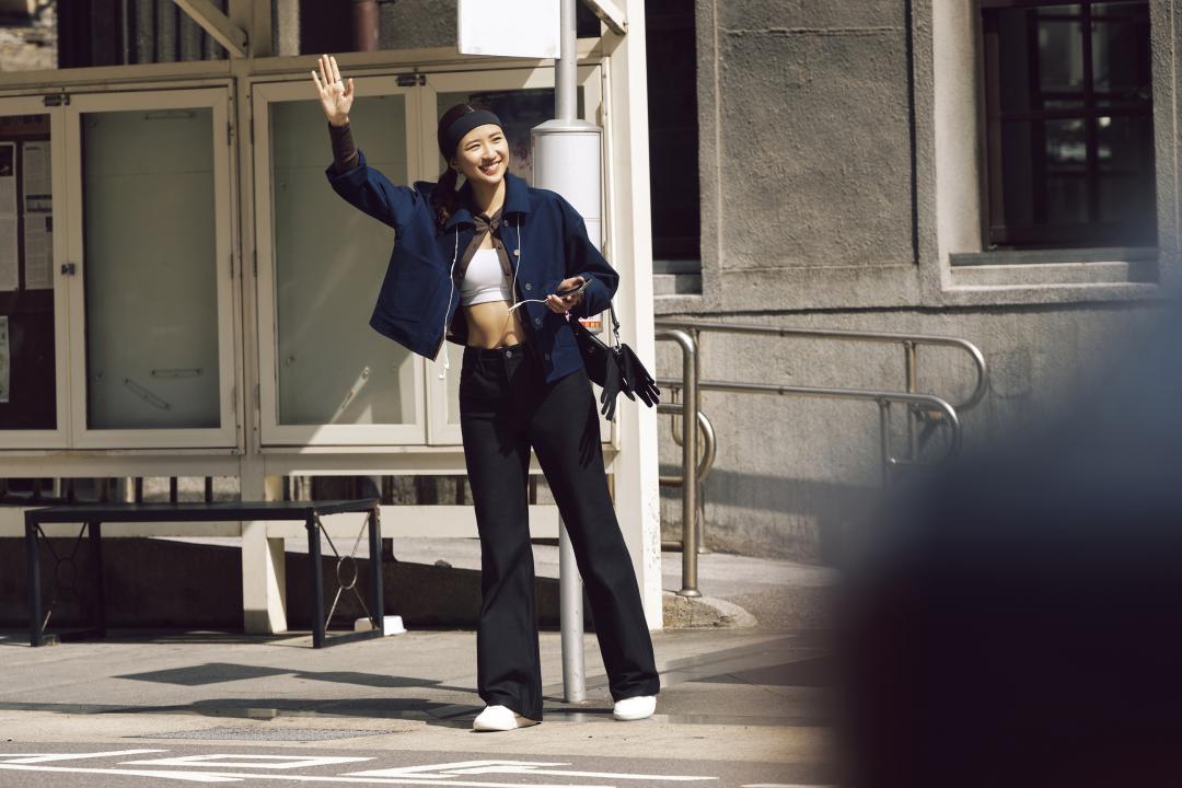 另一套「中空」辣妹造型，選穿EasyFive外套（NT$4,480）與EasyFive中腰直筒⻑褲常規款（NT$5,280）搭配City Essentials 迷你單肩包 1L（NT$1,980）與Luxtreme ⼥⼠訓練頭帶（NT$480）。