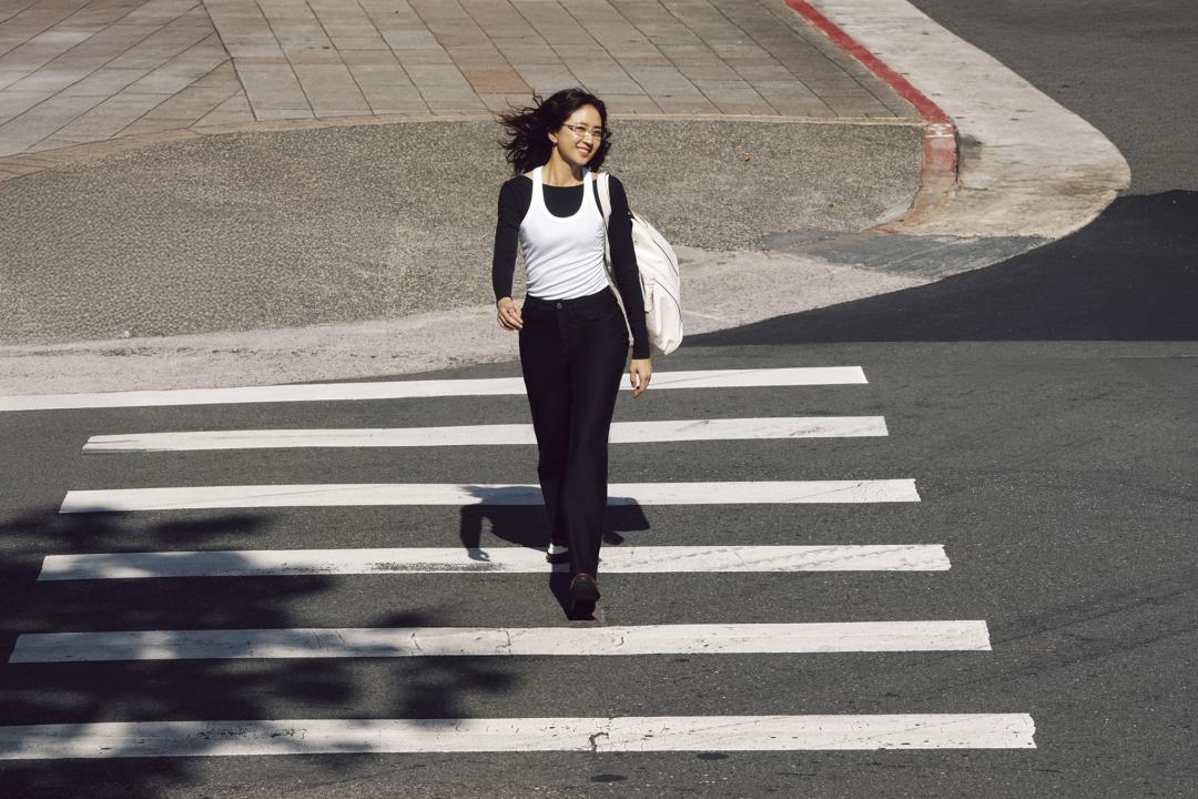 9m88演繹lululemon EasyFive⾼腰微喇叭⻑褲常規款（NT$5,280）搭配Hold Tight Micro-Rib⼯字背⼼（NT$1,680）與羅紋低露背瑜伽⻑袖上⾐（NT$2,280），穿出多層次美感。