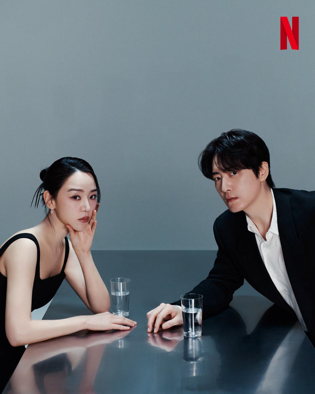 宣傳畫報中，申惠善與李浚赫之間產生對峙張力火花。