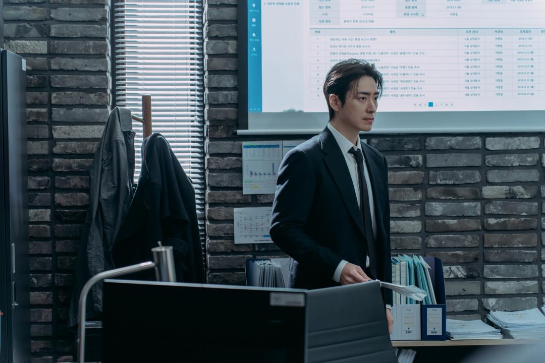 李浚赫則飾演追查殺人事件的刑警。