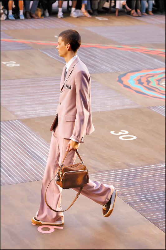 路易威登LV Tilted運動鞋強調休閒運動與奢華紳士可併行，在春夏大秀上即可見鞋款與成套西裝搭配，毫不違和。