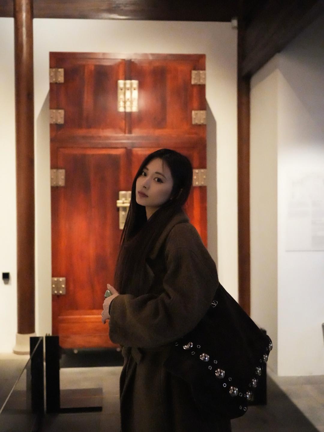 周子瑜公開月前在紐約度假跨年時的照片，不斷變換造型展現時髦風格。（翻攝自instagram）